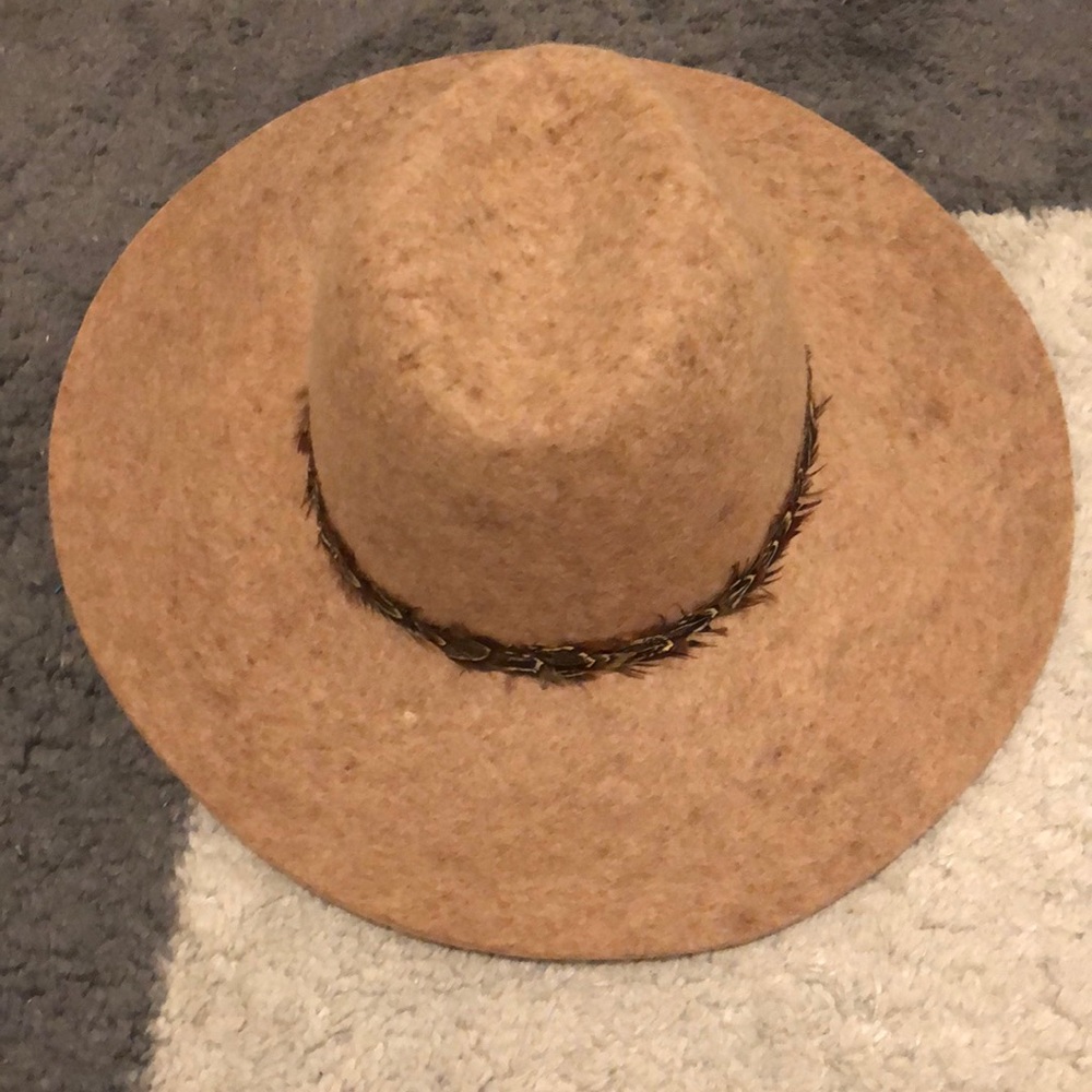 Brown/ wht hat 🎩